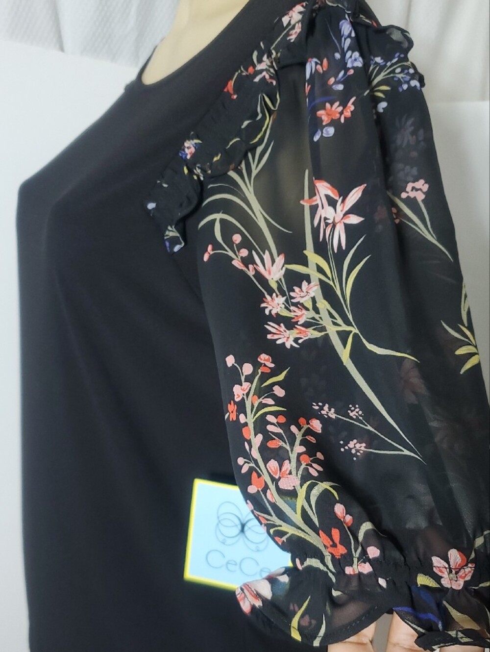 NWT CeCe Black Floral Flutter Sleeve Women's Top Size M - Picture 2 of 8